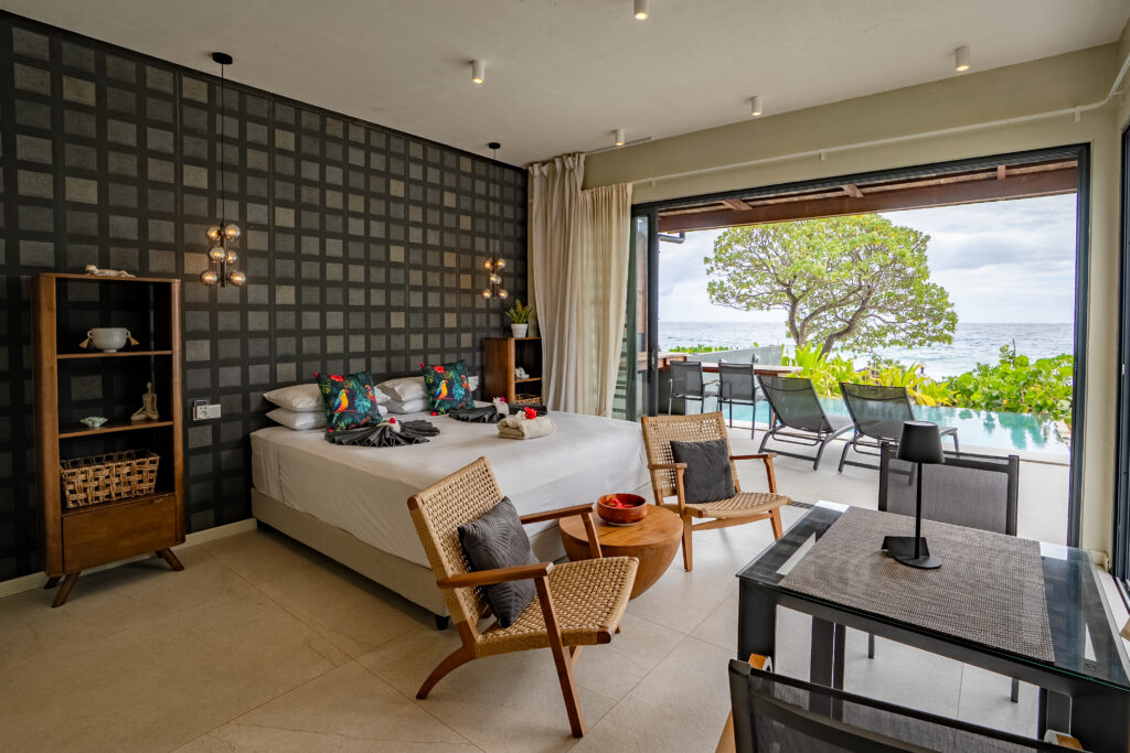 Luxury Mirror Pool Suite at Moorea Ocean Love, featuring a king bed, private infinity pool and panoramic Pacific Ocean views.